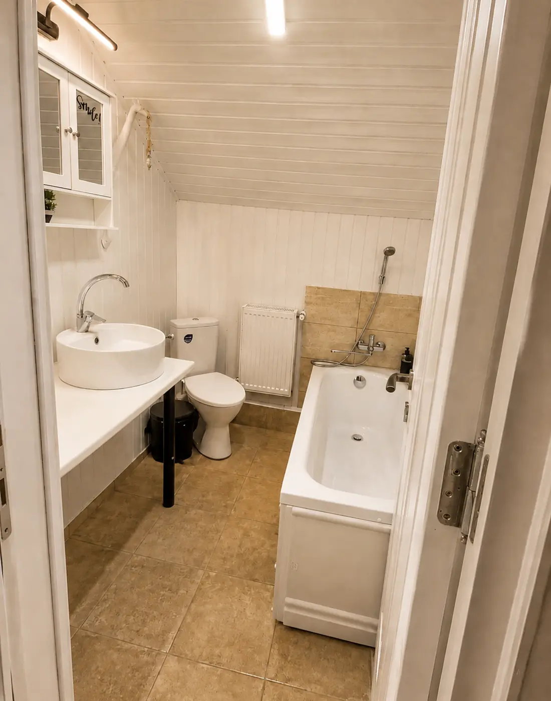 Baie la mansardă curățată și igienizată de AVL Cleaning